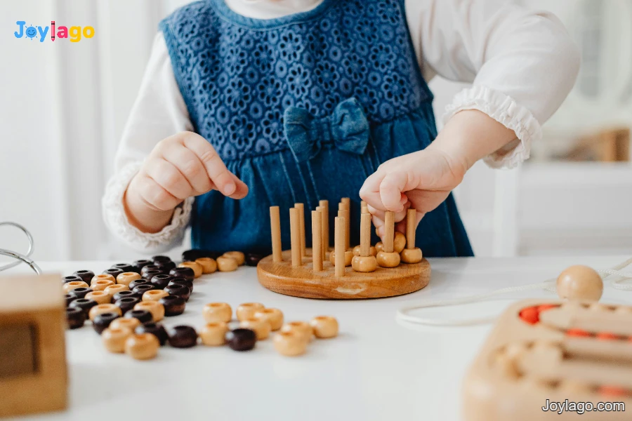 Montessori Cho Bé 1-2 Tuổi: 6 Bài Tập Vàng Rèn Tư Duy 1 montessori cho be 1 2 tuoi 6 bai tap vang giup con ren luyen tu duy